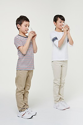 포토 JPG 스튜디오촬영 전신 외국인 해외기획촬영 여자 남자 초등학생 어린이 모션 실내 서기 들기 사람 동양인 두명 옆모습 10대 컵 우유 마시기 보호 일본인 2015년일본 십대만 국내포토 학생 식기 뷰포인트 컨셉 청소년 유제품 인종 내부 파일형식