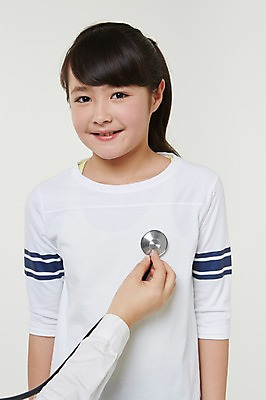 포토 JPG 스튜디오촬영 외국인 해외기획촬영 손 여자 초등학생 어린이 청진기 모션 실내 미소 들기 사람 동양인 상반신 두명 앞모습 신체부위 10대 진료 보호 일본인 건강검진 차렷 2015년일본 국내포토 학생 뷰포인트 포즈 컨셉 의학 의료기기 청소년 표정 인종 내부 검사_조사 파일형식
