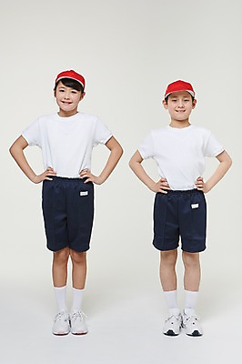 포토 JPG 스튜디오촬영 전신 외국인 해외기획촬영 여자 남자 초등학생 어린이 허리손 모션 실내 서기 미소 사람 동양인 두명 앞모습 10대 일본인 즐거움 열정 체육복 캡 2015년일본 십대만 국내포토 모자_잡화 학생 감정 뷰포인트 포즈 청소년 표정 인종 내부 운동복 체육 파일형식