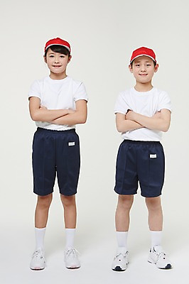 포토 JPG 스튜디오촬영 전신 외국인 해외기획촬영 여자 남자 초등학생 어린이 모션 실내 서기 미소 사람 동양인 두명 앞모습 10대 팔짱 일본인 즐거움 열정 체육복 캡 2015년일본 십대만 국내포토 모자_잡화 학생 감정 뷰포인트 청소년 표정 인종 내부 운동복 체육 파일형식
