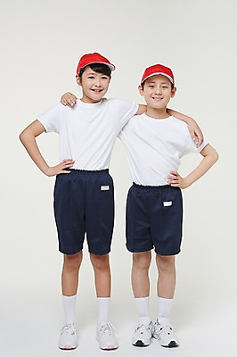 포토 JPG 스튜디오촬영 전신 외국인 해외기획촬영 여자 남자 초등학생 어린이 허리손 모션 어깨동무 실내 서기 미소 사람 동양인 두명 앞모습 10대 일본인 즐거움 열정 체육복 캡 2015년일본 십대만 국내포토 모자_잡화 학생 감정 뷰포인트 포즈 청소년 표정 인종 내부 운동복 체육 파일형식