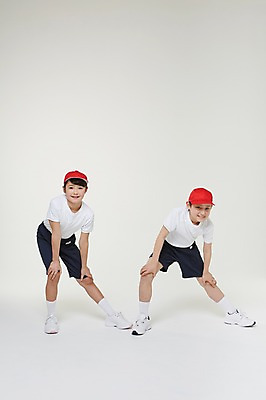 포토 JPG 스튜디오촬영 전신 외국인 해외기획촬영 여자 남자 초등학생 어린이 포즈 모션 실내 허리숙이기 서기 미소 사람 동양인 두명 앞모습 10대 스트레칭 일본인 즐거움 열정 체육복 캡 2015년일본 십대만 국내포토 모자_잡화 학생 감정 뷰포인트 청소년 표정 숙이기 인종 내부 운동복 운동 체육 파일형식