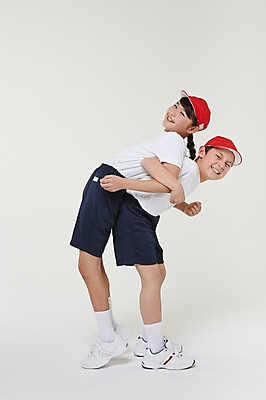 포토 JPG 스튜디오촬영 전신 외국인 해외기획촬영 여자 남자 초등학생 어린이 포즈 모션 실내 허리숙이기 서기 미소 사람 동양인 두명 옆모습 10대 눕기 스트레칭 일본인 즐거움 열정 체육복 업기 캡 2015년일본 십대만 국내포토 모자_잡화 학생 감정 뷰포인트 청소년 표정 숙이기 인종 내부 운동복 운동 체육 파일형식