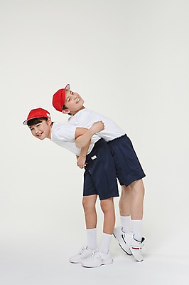 포토 JPG 스튜디오촬영 전신 외국인 해외기획촬영 여자 남자 초등학생 어린이 포즈 모션 실내 허리숙이기 서기 미소 사람 동양인 두명 옆모습 10대 눕기 스트레칭 일본인 즐거움 열정 체육복 업기 캡 2015년일본 십대만 국내포토 모자_잡화 학생 감정 뷰포인트 청소년 표정 숙이기 인종 내부 운동복 운동 체육 파일형식