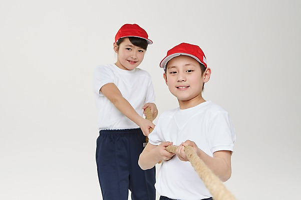 포토 JPG 스튜디오촬영 외국인 해외기획촬영 여자 남자 초등학생 어린이 밧줄 모션 실내 서기 미소 사람 동양인 상반신 두명 앞모습 10대 경쟁 당기기 일본인 즐거움 열정 줄다리기 체육복 캡 2015년일본 십대만 국내포토 모자_잡화 학생 감정 줄 뷰포인트 컨셉 청소년 놀이 표정 인종 내부 운동복 체육 파일형식