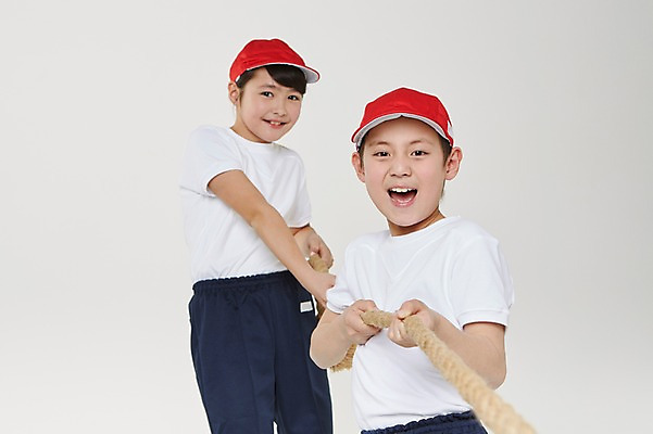 포토 JPG 스튜디오촬영 외국인 해외기획촬영 여자 남자 초등학생 어린이 밧줄 모션 실내 서기 미소 사람 동양인 상반신 두명 앞모습 10대 경쟁 당기기 일본인 즐거움 열정 줄다리기 체육복 캡 2015년일본 십대만 국내포토 모자_잡화 학생 감정 줄 뷰포인트 컨셉 청소년 놀이 표정 인종 내부 운동복 체육 파일형식