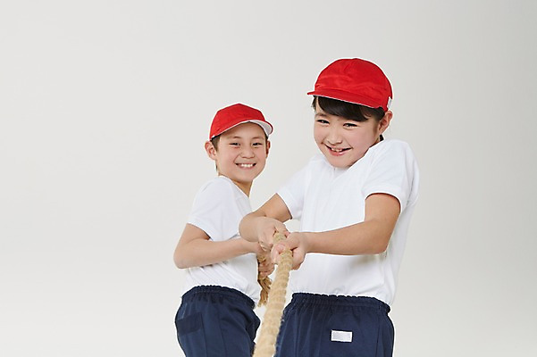 포토 JPG 스튜디오촬영 외국인 해외기획촬영 여자 남자 초등학생 어린이 밧줄 모션 실내 서기 미소 사람 동양인 상반신 두명 앞모습 옆모습 10대 경쟁 당기기 일본인 즐거움 열정 줄다리기 체육복 캡 2015년일본 십대만 국내포토 모자_잡화 학생 감정 줄 뷰포인트 컨셉 청소년 놀이 표정 인종 내부 운동복 체육 파일형식
