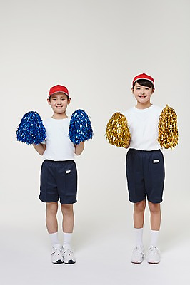 포토 JPG 스튜디오촬영 전신 외국인 해외기획촬영 여자 남자 초등학생 어린이 응원 모션 실내 서기 미소 들기 사람 동양인 두명 앞모습 10대 일본인 즐거움 열정 체육복 캡 응원수술 2015년일본 십대만 국내포토 모자_잡화 학생 감정 뷰포인트 청소년 표정 인종 내부 운동복 응원용품 체육 파일형식
