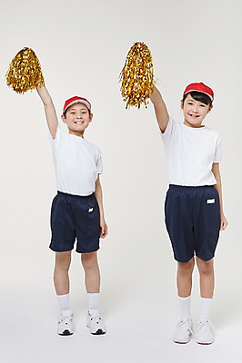 포토 JPG 스튜디오촬영 전신 외국인 해외기획촬영 여자 남자 초등학생 어린이 응원 모션 실내 서기 미소 들기 사람 동양인 두명 앞모습 10대 손들기 일본인 즐거움 열정 체육복 캡 응원수술 2015년일본 십대만 국내포토 모자_잡화 학생 감정 뷰포인트 청소년 표정 인종 내부 운동복 응원용품 체육 파일형식