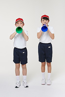 포토 JPG 스튜디오촬영 전신 외국인 해외기획촬영 여자 남자 초등학생 어린이 응원 모션 실내 서기 들기 사람 동양인 두명 앞모습 10대 확성기 외침 일본인 알림 즐거움 열정 체육복 캡 2015년일본 십대만 국내포토 모자_잡화 학생 감정 뷰포인트 청소년 인종 내부 운동복 소리 체육 파일형식