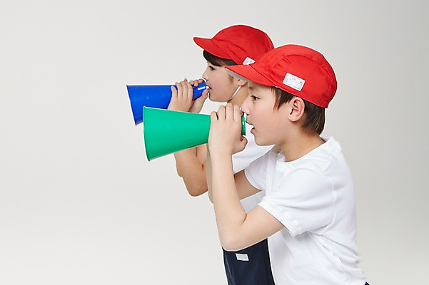 포토 JPG 스튜디오촬영 외국인 해외기획촬영 여자 남자 초등학생 어린이 응원 모션 실내 서기 들기 사람 동양인 상반신 두명 옆모습 10대 확성기 외침 일본인 알림 즐거움 열정 체육복 캡 2015년일본 십대만 국내포토 모자_잡화 학생 감정 뷰포인트 청소년 인종 내부 운동복 소리 체육 파일형식