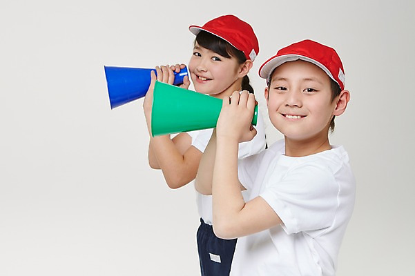 포토 JPG 스튜디오촬영 외국인 해외기획촬영 여자 남자 초등학생 어린이 응원 모션 실내 서기 미소 들기 사람 동양인 상반신 두명 옆모습 10대 확성기 일본인 알림 즐거움 열정 체육복 캡 2015년일본 십대만 국내포토 모자_잡화 학생 감정 뷰포인트 청소년 표정 인종 내부 운동복 체육 파일형식