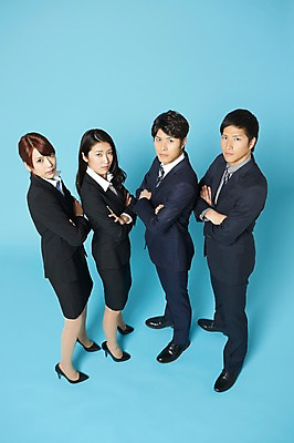 포토 JPG 스튜디오촬영 전신 외국인 해외기획촬영 라이프스타일 여자 남자 비즈니스 모션 함께함 실내 서기 사람 동양인 정장 여러명 20대 청년 성인 옆모습 비즈니스라이프 하이앵글 팔짱 올려보기 직장인 비즈니스맨 비즈니스우먼 일본인 동료 2015년일본 청년만 성인만 국내포토 직업 옷 뷰포인트 다수 컨셉 관계 인종 내부 생활 파일형식