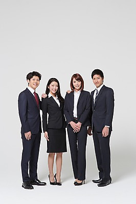 포토 JPG 스튜디오촬영 전신 외국인 해외기획촬영 라이프스타일 여자 남자 비즈니스 모션 함께함 실내 서기 미소 사람 동양인 정장 손짓 여러명 20대 청년 성인 앞모습 비즈니스라이프 손들기 직장인 비즈니스맨 비즈니스우먼 일본인 동료 손모으기 2015년일본 청년만 성인만 국내포토 직업 옷 뷰포인트 다수 컨셉 관계 표정 인종 내부 생활 파일형식