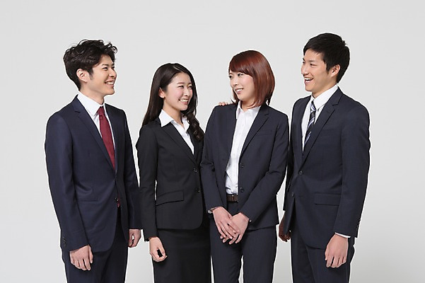 포토 JPG 스튜디오촬영 외국인 해외기획촬영 라이프스타일 여자 남자 비즈니스 모션 함께함 실내 이야기 서기 미소 사람 동양인 정장 손짓 여러명 상반신 20대 청년 성인 앞모습 비즈니스라이프 마주보기 직장인 비즈니스맨 비즈니스우먼 일본인 동료 2015년일본 청년만 성인만 국내포토 직업 옷 뷰포인트 다수 컨셉 관계 표정 인종 내부 생활 파일형식