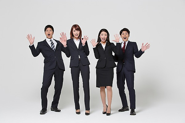 포토 JPG 스튜디오촬영 전신 외국인 해외기획촬영 라이프스타일 여자 남자 비즈니스 모션 함께함 실내 서기 사람 동양인 정장 손짓 여러명 20대 청년 성인 앞모습 비즈니스라이프 놀람 직장인 비즈니스맨 비즈니스우먼 일본인 동료 2015년일본 청년만 성인만 국내포토 직업 옷 감정 뷰포인트 다수 컨셉 관계 표정 인종 내부 생활 파일형식