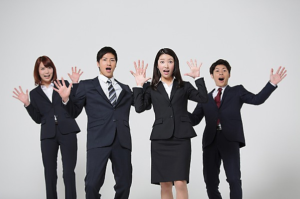 포토 JPG 스튜디오촬영 외국인 해외기획촬영 라이프스타일 여자 남자 비즈니스 모션 함께함 실내 서기 사람 동양인 정장 손짓 여러명 상반신 20대 청년 성인 앞모습 비즈니스라이프 놀람 직장인 비즈니스맨 비즈니스우먼 일본인 동료 2015년일본 청년만 성인만 국내포토 직업 옷 감정 뷰포인트 다수 컨셉 관계 표정 인종 내부 생활 파일형식