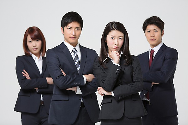 포토 JPG 스튜디오촬영 외국인 해외기획촬영 라이프스타일 여자 남자 비즈니스 모션 함께함 실내 서기 사람 동양인 정장 손짓 여러명 상반신 20대 청년 성인 앞모습 비즈니스라이프 팔짱 직장인 비즈니스맨 비즈니스우먼 일본인 동료 고민 2015년일본 청년만 성인만 국내포토 직업 옷 감정 뷰포인트 다수 컨셉 관계 인종 내부 생활 파일형식