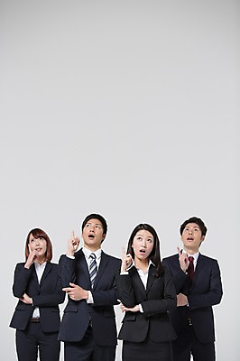 포토 JPG 스튜디오촬영 외국인 해외기획촬영 라이프스타일 여자 남자 비즈니스 모션 함께함 실내 서기 사람 동양인 정장 손짓 여러명 상반신 20대 청년 성인 앞모습 비즈니스라이프 놀람 가리킴 직장인 비즈니스맨 비즈니스우먼 일본인 동료 2015년일본 청년만 성인만 국내포토 직업 옷 감정 뷰포인트 다수 컨셉 관계 표정 인종 내부 생활 파일형식
