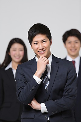 포토 JPG 스튜디오촬영 외국인 해외기획촬영 라이프스타일 여자 남자 비즈니스 모션 함께함 실내 서기 미소 사람 동양인 정장 손짓 상반신 20대 청년 성인 앞모습 아웃포커스 세명 비즈니스라이프 턱괴기 직장인 비즈니스맨 비즈니스우먼 일본인 동료 2015년일본 청년만 성인만 국내포토 직업 옷 뷰포인트 컨셉 관계 촬영기법 표정 인종 내부 생활 파일형식