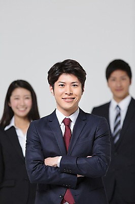 포토 JPG 스튜디오촬영 외국인 해외기획촬영 라이프스타일 여자 남자 비즈니스 모션 함께함 실내 서기 미소 사람 동양인 정장 상반신 20대 청년 성인 앞모습 아웃포커스 세명 비즈니스라이프 팔짱 직장인 비즈니스맨 비즈니스우먼 일본인 동료 2015년일본 청년만 성인만 국내포토 직업 옷 뷰포인트 컨셉 관계 촬영기법 표정 인종 내부 생활 파일형식