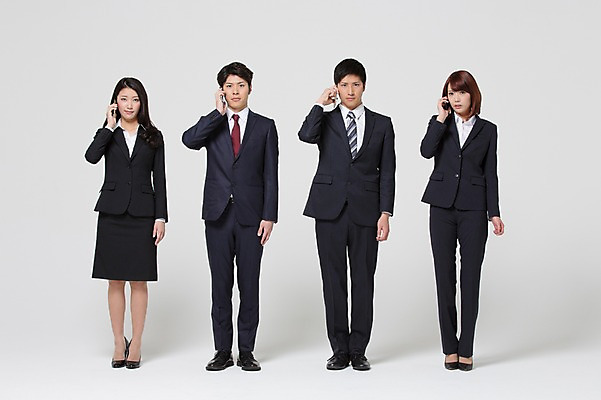 포토 JPG 스튜디오촬영 전신 외국인 해외기획촬영 라이프스타일 여자 남자 비즈니스 모션 함께함 실내 서기 들기 사람 동양인 정장 여러명 20대 청년 성인 앞모습 비즈니스라이프 스마트폰 직장인 비즈니스맨 비즈니스우먼 일본인 동료 통화 2015년일본 청년만 성인만 국내포토 직업 옷 뷰포인트 다수 컨셉 관계 인종 내부 생활 핸드폰 스마트기기 파일형식