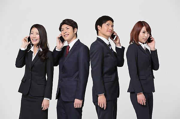포토 JPG 스튜디오촬영 외국인 해외기획촬영 라이프스타일 응시 여자 남자 비즈니스 모션 함께함 실내 서기 미소 들기 사람 동양인 정장 여러명 상반신 20대 성인 옆모습 비즈니스라이프 스마트폰 직장인 비즈니스맨 비즈니스우먼 일본인 동료 통화 2015년일본 청년만 성인만 국내포토 직업 시선 옷 뷰포인트 다수 컨셉 관계 표정 인종 청년 내부 생활 핸드폰 스마트기기 파일형식