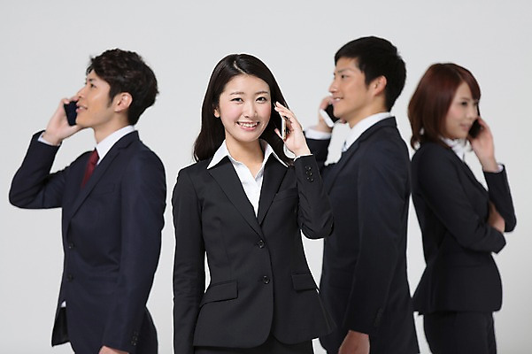 포토 JPG 스튜디오촬영 외국인 해외기획촬영 라이프스타일 여자 남자 비즈니스 모션 함께함 실내 서기 미소 들기 사람 동양인 정장 여러명 상반신 20대 청년 성인 앞모습 옆모습 아웃포커스 비즈니스라이프 스마트폰 직장인 비즈니스맨 비즈니스우먼 일본인 동료 통화 2015년일본 청년만 성인만 국내포토 직업 옷 뷰포인트 다수 컨셉 관계 촬영기법 표정 인종 내부 생활 핸드폰 스마트기기 파일형식