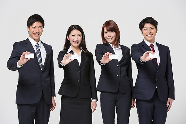 포토 JPG 스튜디오촬영 외국인 해외기획촬영 라이프스타일 여자 남자 비즈니스 모션 명함 함께함 실내 서기 미소 들기 사람 동양인 정장 여러명 상반신 20대 청년 성인 앞모습 비즈니스라이프 직장인 비즈니스맨 비즈니스우먼 일본인 동료 주기 2015년일본 청년만 성인만 국내포토 직업 옷 뷰포인트 다수 컨셉 관계 표정 인종 내부 생활 파일형식