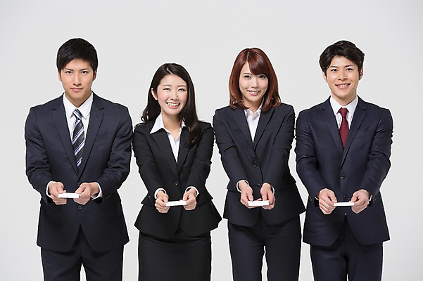 포토 JPG 스튜디오촬영 외국인 해외기획촬영 라이프스타일 여자 남자 비즈니스 모션 명함 함께함 실내 서기 미소 들기 사람 동양인 정장 여러명 상반신 20대 청년 성인 앞모습 비즈니스라이프 직장인 비즈니스맨 비즈니스우먼 일본인 동료 주기 2015년일본 청년만 성인만 국내포토 직업 옷 뷰포인트 다수 컨셉 관계 표정 인종 내부 생활 파일형식