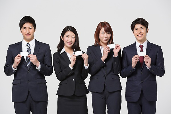 포토 JPG 스튜디오촬영 외국인 해외기획촬영 라이프스타일 여자 남자 비즈니스 모션 명함 함께함 실내 서기 미소 들기 사람 동양인 정장 여러명 상반신 20대 청년 성인 앞모습 비즈니스라이프 직장인 비즈니스맨 비즈니스우먼 일본인 동료 2015년일본 청년만 성인만 국내포토 직업 옷 뷰포인트 다수 컨셉 관계 표정 인종 내부 생활 파일형식