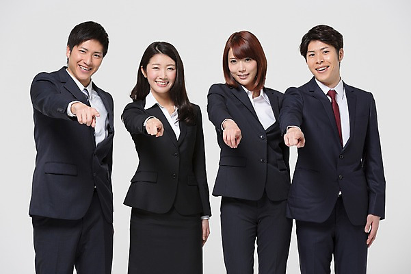 포토 JPG 스튜디오촬영 외국인 해외기획촬영 라이프스타일 여자 남자 비즈니스 모션 함께함 실내 서기 미소 사람 동양인 정장 손짓 여러명 상반신 20대 청년 성인 앞모습 비즈니스라이프 가리킴 직장인 비즈니스맨 비즈니스우먼 일본인 동료 2015년일본 청년만 성인만 국내포토 직업 옷 뷰포인트 다수 컨셉 관계 표정 인종 내부 생활 파일형식