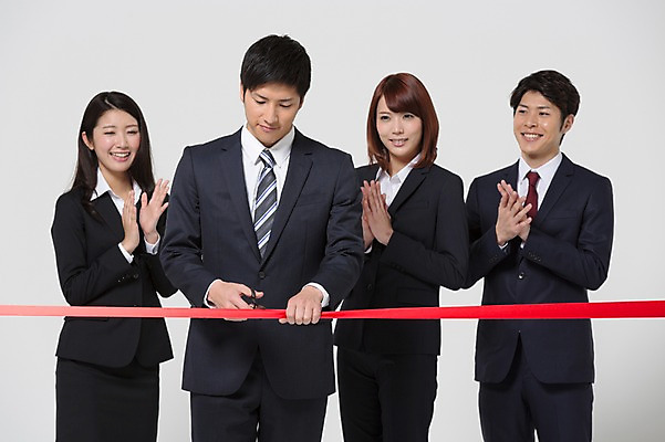 포토 JPG 스튜디오촬영 외국인 해외기획촬영 라이프스타일 여자 남자 비즈니스 모션 가위 함께함 실내 서기 들기 사람 동양인 정장 손짓 여러명 상반신 20대 청년 성인 앞모습 비즈니스라이프 직장인 비즈니스맨 비즈니스우먼 일본인 자르기 박수 동료 커팅식 2015년일본 청년만 성인만 국내포토 직업 옷 뷰포인트 다수 컨셉 관계 문구용품 인종 이벤트 내부 생활 파일형식