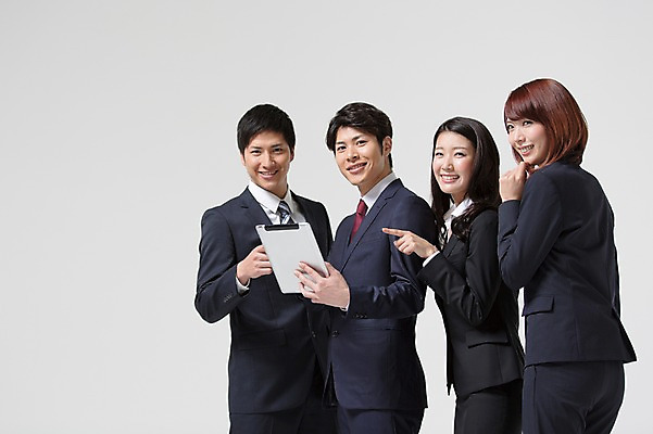 포토 JPG 스튜디오촬영 외국인 해외기획촬영 라이프스타일 응시 여자 남자 비즈니스 모션 함께함 실내 이야기 서기 미소 들기 사람 동양인 정장 손짓 여러명 상반신 20대 청년 성인 앞모습 비즈니스라이프 태블릿 직장인 비즈니스맨 비즈니스우먼 일본인 동료 2015년일본 청년만 성인만 국내포토 직업 시선 옷 뷰포인트 다수 컨셉 관계 표정 인종 내부 생활 전자제품 스마트기기 파일형식