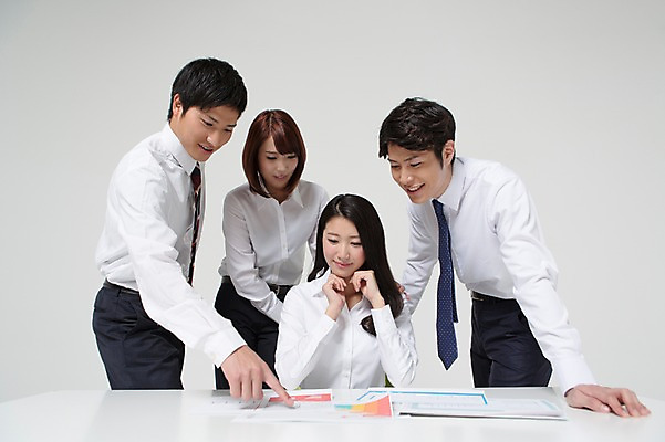 포토 JPG 스튜디오촬영 외국인 해외기획촬영 라이프스타일 여자 남자 비즈니스 모션 탁자 회의 함께함 실내 서기 미소 사람 앉기 동양인 정장 손짓 여러명 상반신 20대 청년 성인 앞모습 비즈니스라이프 경쟁 가리킴 업무 직장인 비즈니스맨 비즈니스우먼 계획 일본인 동료 리더 문서 열정 소통 2015년일본 청년만 성인만 팀장 국내포토 직업 옷 감정 뷰포인트 가구 다수 컨셉 관계 표정 인종 내부 생활 작업 파일형식