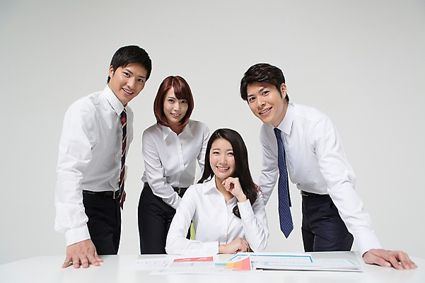 포토 JPG 스튜디오촬영 외국인 해외기획촬영 라이프스타일 여자 남자 비즈니스 모션 탁자 회의 함께함 실내 서기 미소 사람 앉기 동양인 정장 손짓 여러명 상반신 20대 청년 성인 앞모습 비즈니스라이프 턱괴기 경쟁 업무 직장인 비즈니스맨 비즈니스우먼 계획 일본인 동료 리더 문서 열정 소통 2015년일본 청년만 성인만 팀장 국내포토 직업 옷 감정 뷰포인트 가구 다수 컨셉 관계 표정 인종 내부 생활 작업 파일형식