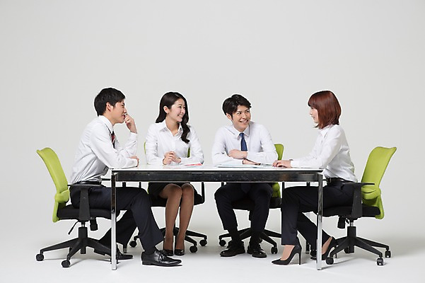 포토 JPG 스튜디오촬영 전신 외국인 해외기획촬영 라이프스타일 여자 남자 의자 비즈니스 모션 탁자 회의 함께함 실내 미소 사람 앉기 동양인 정장 여러명 20대 청년 성인 앞모습 옆모습 비즈니스라이프 경쟁 업무 직장인 비즈니스맨 비즈니스우먼 계획 일본인 동료 열정 소통 2015년일본 청년만 성인만 국내포토 직업 옷 감정 뷰포인트 가구 다수 컨셉 관계 표정 인종 내부 생활 작업 파일형식