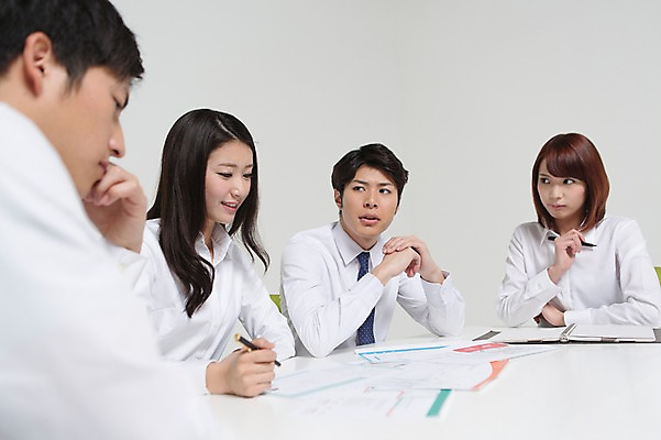 포토 JPG 스튜디오촬영 외국인 해외기획촬영 라이프스타일 여자 남자 비즈니스 모션 회의 함께함 실내 사람 앉기 동양인 정장 손짓 여러명 상반신 20대 청년 성인 앞모습 옆모습 비즈니스라이프 경쟁 업무 직장인 비즈니스맨 비즈니스우먼 계획 일본인 동료 문서 열정 소통 2015년일본 청년만 성인만 국내포토 직업 옷 감정 뷰포인트 다수 컨셉 관계 인종 내부 생활 작업 파일형식