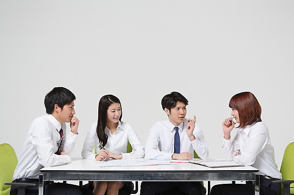 포토 JPG 스튜디오촬영 외국인 해외기획촬영 라이프스타일 여자 남자 의자 비즈니스 모션 탁자 회의 함께함 실내 대화 사람 앉기 동양인 정장 손짓 여러명 상반신 20대 청년 성인 앞모습 옆모습 비즈니스라이프 경쟁 업무 직장인 비즈니스맨 비즈니스우먼 계획 일본인 동료 열정 소통 2015년일본 청년만 성인만 국내포토 직업 옷 감정 뷰포인트 가구 다수 컨셉 관계 말하기 인종 내부 생활 작업 파일형식