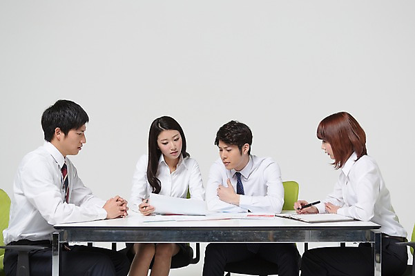 포토 JPG 스튜디오촬영 외국인 해외기획촬영 라이프스타일 응시 여자 남자 의자 비즈니스 모션 탁자 회의 함께함 실내 대화 사람 앉기 동양인 정장 여러명 상반신 20대 청년 성인 앞모습 옆모습 비즈니스라이프 경쟁 업무 직장인 비즈니스맨 비즈니스우먼 계획 일본인 동료 문서 열정 소통 2015년일본 청년만 성인만 국내포토 직업 시선 옷 감정 뷰포인트 가구 다수 컨셉 관계 말하기 인종 내부 생활 작업 파일형식