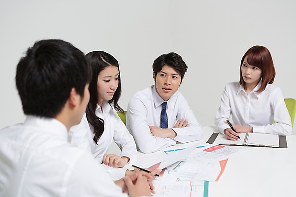 포토 JPG 스튜디오촬영 외국인 해외기획촬영 라이프스타일 응시 여자 남자 비즈니스 모션 탁자 회의 함께함 실내 대화 사람 앉기 동양인 정장 여러명 상반신 20대 청년 성인 앞모습 옆모습 비즈니스라이프 경쟁 업무 직장인 비즈니스맨 비즈니스우먼 계획 일본인 동료 문서 열정 소통 2015년일본 청년만 성인만 국내포토 직업 시선 옷 감정 뷰포인트 가구 다수 컨셉 관계 말하기 인종 내부 생활 작업 파일형식