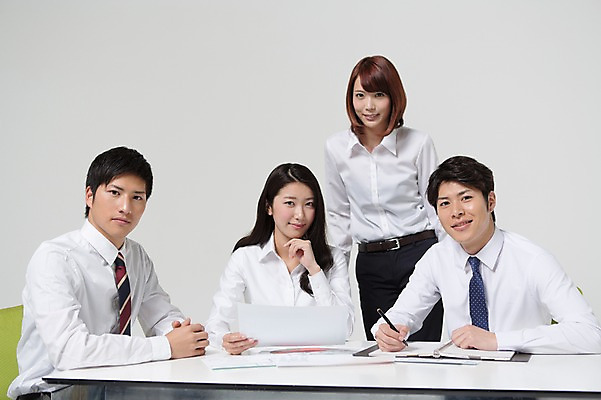 포토 JPG 스튜디오촬영 외국인 해외기획촬영 라이프스타일 여자 남자 의자 비즈니스 모션 탁자 회의 함께함 실내 서기 미소 들기 사람 앉기 동양인 정장 여러명 상반신 20대 청년 성인 앞모습 비즈니스라이프 경쟁 업무 직장인 비즈니스맨 비즈니스우먼 계획 일본인 동료 문서 열정 소통 2015년일본 청년만 성인만 국내포토 직업 옷 감정 뷰포인트 가구 다수 컨셉 관계 표정 인종 내부 생활 작업 파일형식