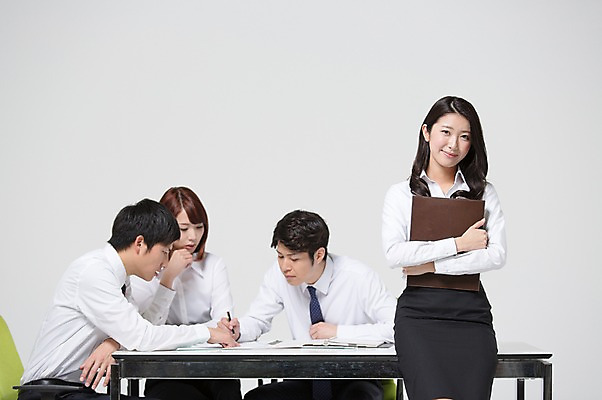 포토 JPG 스튜디오촬영 외국인 해외기획촬영 라이프스타일 응시 여자 남자 비즈니스 안기 모션 탁자 회의 함께함 실내 서기 미소 들기 사람 동양인 정장 여러명 상반신 20대 청년 성인 앞모습 옆모습 비즈니스라이프 경쟁 업무 직장인 비즈니스맨 비즈니스우먼 계획 일본인 동료 리더 열정 소통 결제판 2015년일본 청년만 성인만 팀장 국내포토 직업 시선 옷 감정 뷰포인트 가구 다수 컨셉 관계 표정 인종 내부 생활 사무용품 작업 파일형식