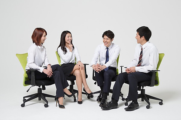 포토 JPG 스튜디오촬영 전신 외국인 해외기획촬영 라이프스타일 여자 남자 의자 비즈니스 모션 휴식 함께함 실내 대화 미소 사람 앉기 동양인 정장 여러명 20대 청년 성인 앞모습 옆모습 비즈니스라이프 경쟁 직장인 비즈니스맨 비즈니스우먼 계획 일본인 동료 열정 소통 2015년일본 청년만 성인만 국내포토 직업 옷 감정 뷰포인트 가구 다수 컨셉 관계 표정 말하기 인종 내부 생활 파일형식