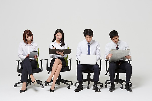 포토 JPG 스튜디오촬영 전신 외국인 해외기획촬영 라이프스타일 여자 남자 의자 비즈니스 모션 함께함 실내 들기 사람 앉기 동양인 정장 여러명 20대 청년 성인 앞모습 비즈니스라이프 노트북 태블릿 다이어리 경쟁 기록 직장인 비즈니스맨 비즈니스우먼 신문 계획 일본인 읽기 동료 열정 소통 2015년일본 청년만 성인만 국내포토 직업 옷 감정 뷰포인트 가구 다수 컨셉 관계 인종 내부 생활 간행물 전자제품 스마트기기 사무용품 뉴스 파일형식