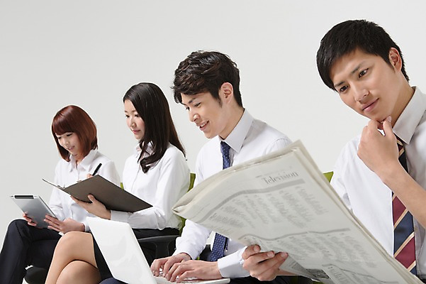 포토 JPG 스튜디오촬영 외국인 해외기획촬영 라이프스타일 여자 남자 의자 비즈니스 모션 함께함 실내 미소 들기 사람 앉기 동양인 정장 손짓 여러명 상반신 20대 청년 성인 비즈니스라이프 노트북 태블릿 다이어리 경쟁 직장인 비즈니스맨 비즈니스우먼 신문 계획 일본인 읽기 동료 열정 소통 2015년일본 청년만 성인만 국내포토 직업 옷 감정 가구 다수 컨셉 관계 표정 인종 내부 생활 간행물 전자제품 스마트기기 사무용품 뉴스 파일형식