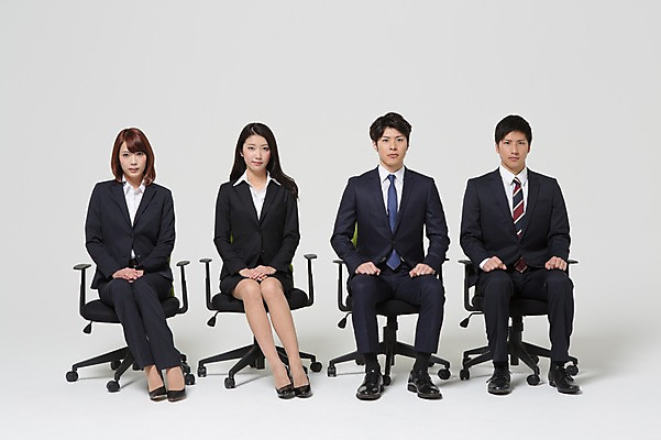 포토 JPG 스튜디오촬영 전신 외국인 해외기획촬영 라이프스타일 여자 남자 의자 비즈니스 모션 함께함 실내 사람 앉기 동양인 정장 여러명 20대 청년 성인 앞모습 비즈니스라이프 예절 직장인 비즈니스맨 비즈니스우먼 일본인 동료 2015년일본 청년만 성인만 국내포토 직업 옷 뷰포인트 가구 다수 컨셉 관계 인종 내부 생활 파일형식