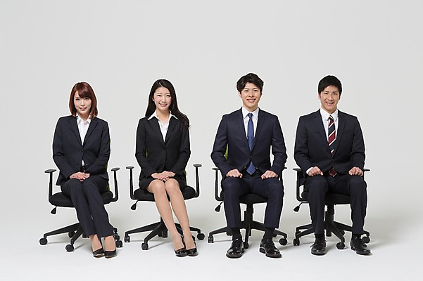 포토 JPG 스튜디오촬영 전신 외국인 해외기획촬영 라이프스타일 여자 남자 의자 비즈니스 모션 함께함 실내 미소 사람 앉기 동양인 정장 여러명 20대 청년 성인 앞모습 비즈니스라이프 직장인 비즈니스맨 비즈니스우먼 일본인 동료 2015년일본 청년만 성인만 국내포토 직업 옷 뷰포인트 가구 다수 컨셉 관계 표정 인종 내부 생활 파일형식