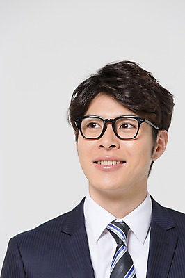 포토 JPG 스튜디오촬영 외국인 해외기획촬영 라이프스타일 응시 남자 안경 비즈니스 모션 실내 한명 서기 미소 사람 동양인 정장 상반신 20대 청년 성인 앞모습 비즈니스라이프 직장인 비즈니스맨 일본인 2015년일본 남자만 남자한명만 성인남자만 청년만 청년남자만 청년남자한명만 성인한명만 성인남자한명만 성인만 안경낌 국내포토 직업 1 시선 잡화 옷 뷰포인트 표정 인종 내부 생활 파일형식