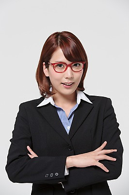 포토 JPG 스튜디오촬영 외국인 해외기획촬영 라이프스타일 여자 안경 비즈니스 모션 실내 한명 서기 미소 사람 동양인 정장 상반신 20대 청년 성인 앞모습 비즈니스라이프 팔짱 직장인 비즈니스우먼 일본인 2015년일본 여자만 여자한명만 성인여자만 청년만 청년여자만 성인한명만 청년여자한명만 성인여자한명만 성인만 안경낌 국내포토 직업 1 잡화 옷 뷰포인트 표정 인종 내부 생활 파일형식